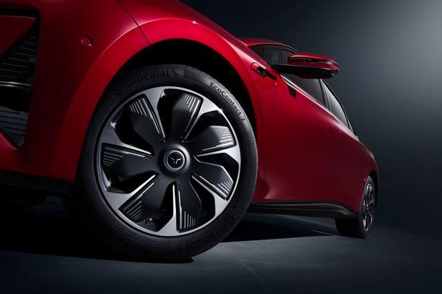 65寸AR-HUD破解泊车难题全家都爱坐冰球突破游戏红旗天工05藏着出行黑科技：(图2)