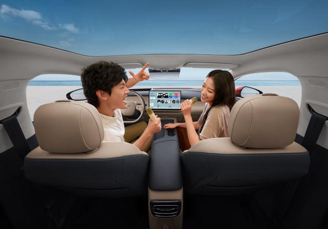 65寸AR-HUD破解泊车难题全家都爱坐冰球突破游戏红旗天工05藏着出行黑科技：(图5)